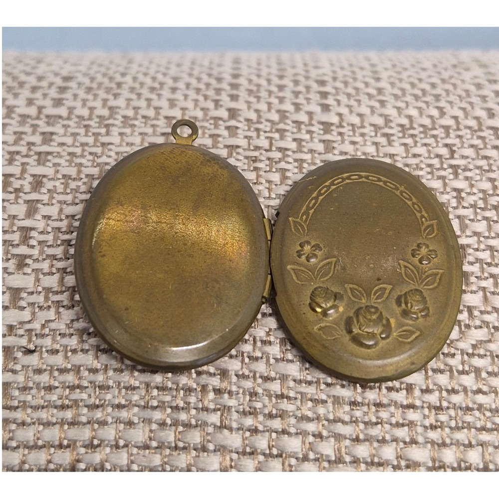 Vintage Locket Woman Gold Brass Floral Rose Embossed Oval Pendant